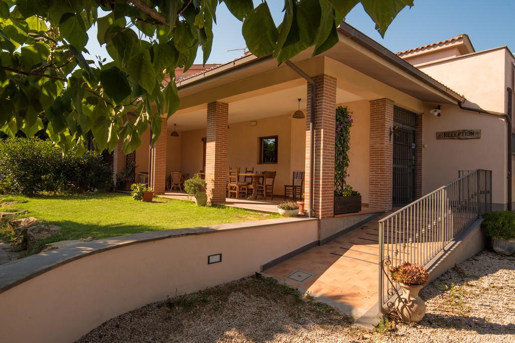 B&B Corte Degli Struzzi Pescia Romana Exterior photo